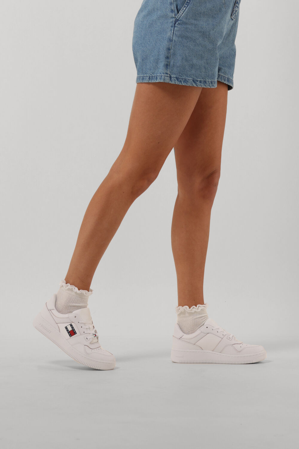 Witte TOMMY JEANS Lage sneakers TOMMY JEANS ETCH BASKET WOMEN - large