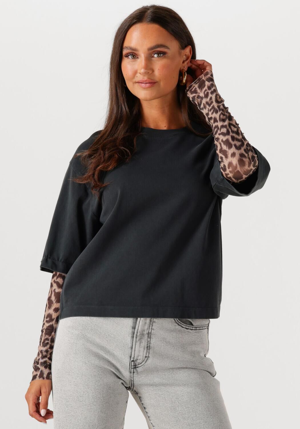 CATWALK JUNKIE Dames Tops & T-shirts Loose Fit Tshirt With Leopard Mesh Sleeves Zwart