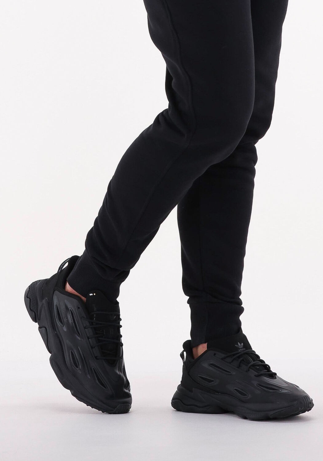 Zwarte ADIDAS Lage sneakers OZWEEGO CELOX MEN - large