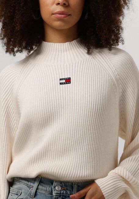 Witte TOMMY JEANS Trui TJW BADGE MOCKNECK SWEATER - large