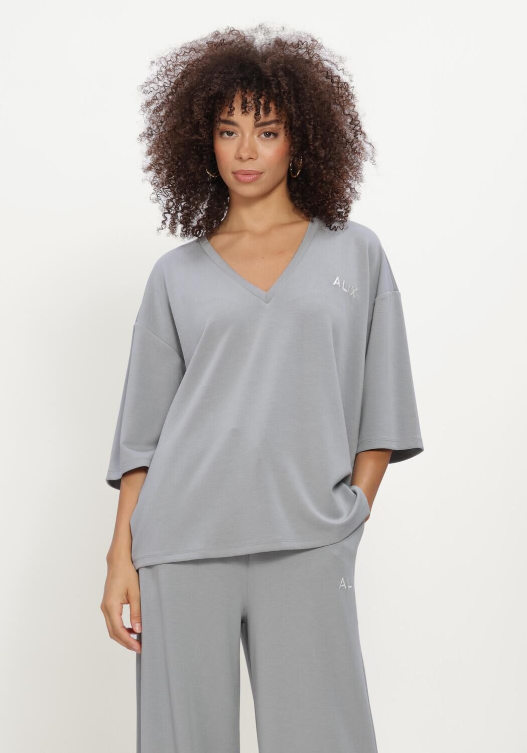 Lichtgrijze ALIX THE LABEL Tops & T-shirts LADIES KNITTED SCUBA V-NECK TOP