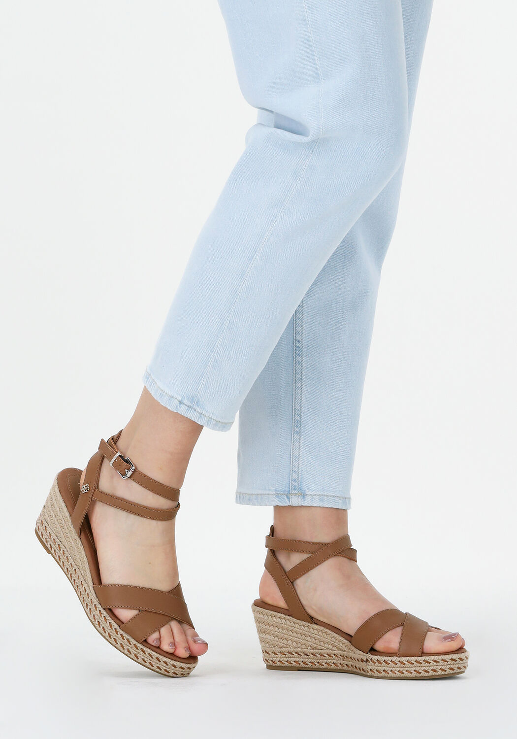 Cognac TOMMY HILFIGER Sandalen FEMININE LOW WEDGE | Omoda