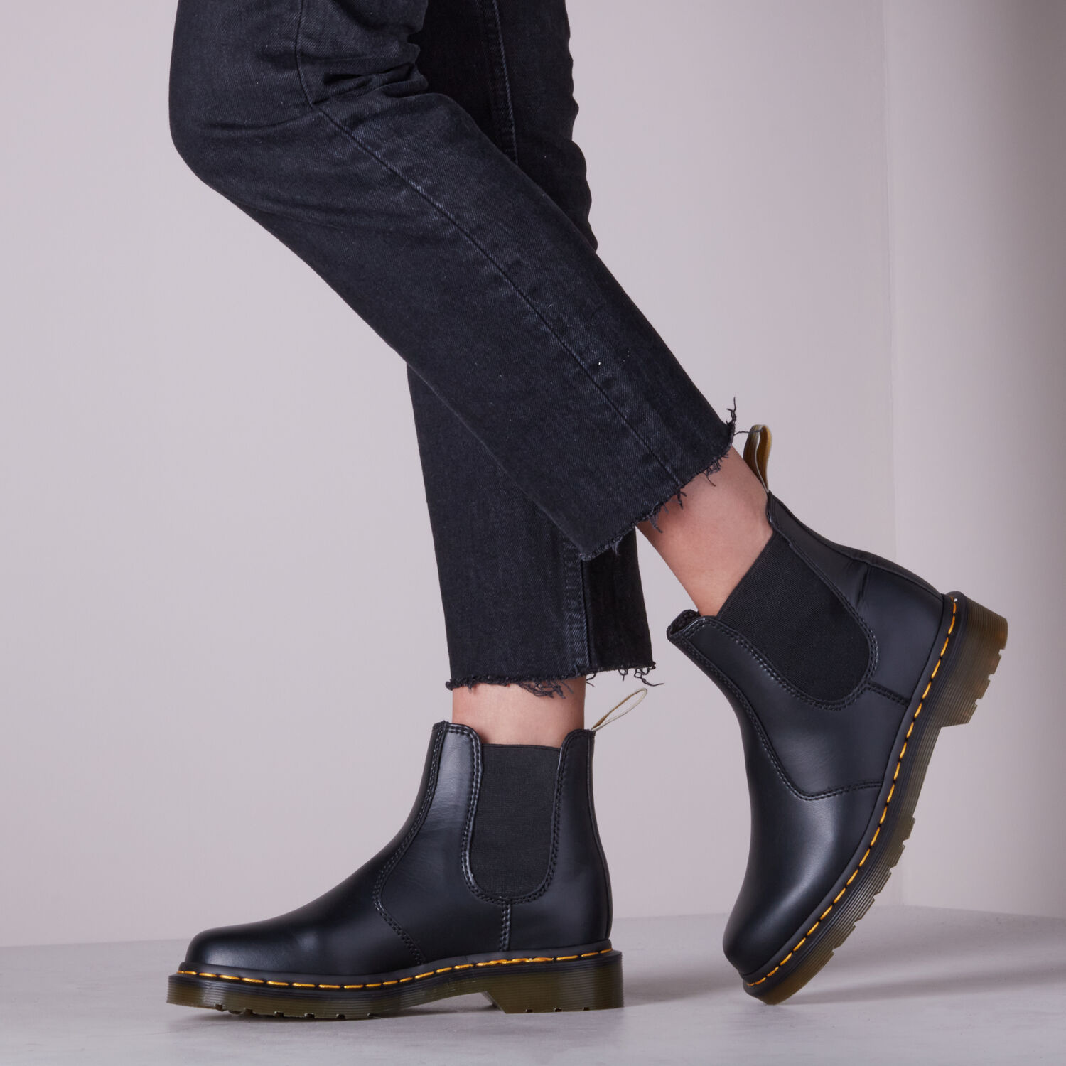 zwarte dr martens chelsea boots 2976 vegan