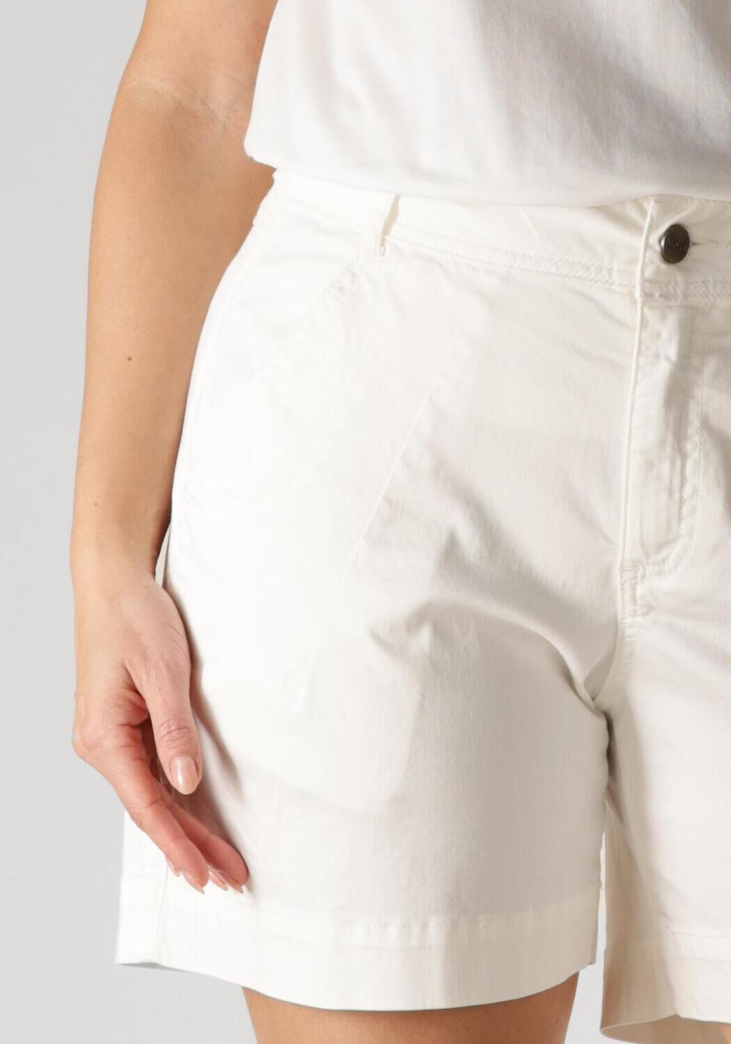 NUKUS Dames Broeken Tanya Short Gebroken Wit