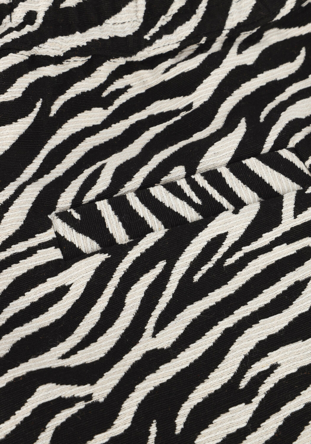 Grijze COLOURFUL REBEL Broeken FLORENCE ZEBRA JACQUARD SHORT - large