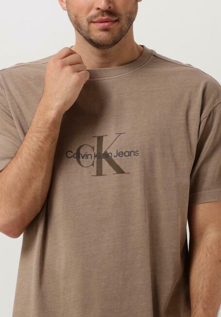 Bruine CALVIN KLEIN T-shirt MONOLOGO MINERAL DYE TEE - large