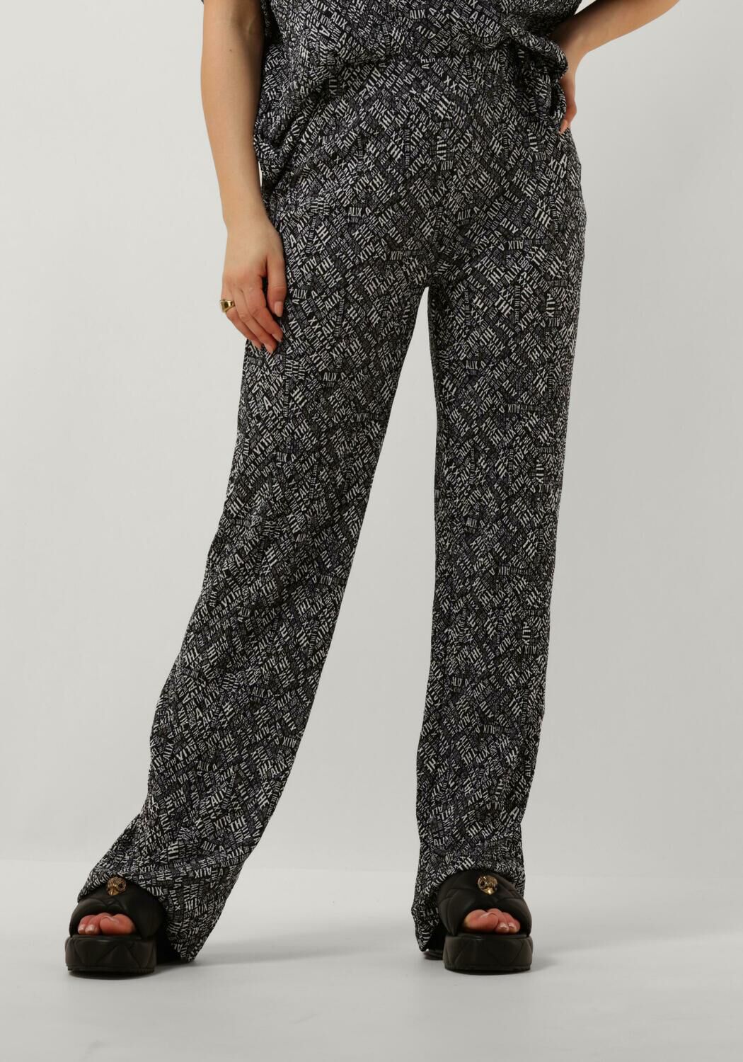 ALIX THE LABEL Dames Broeken Ladies Woven Crinkle Text Pants Zwart