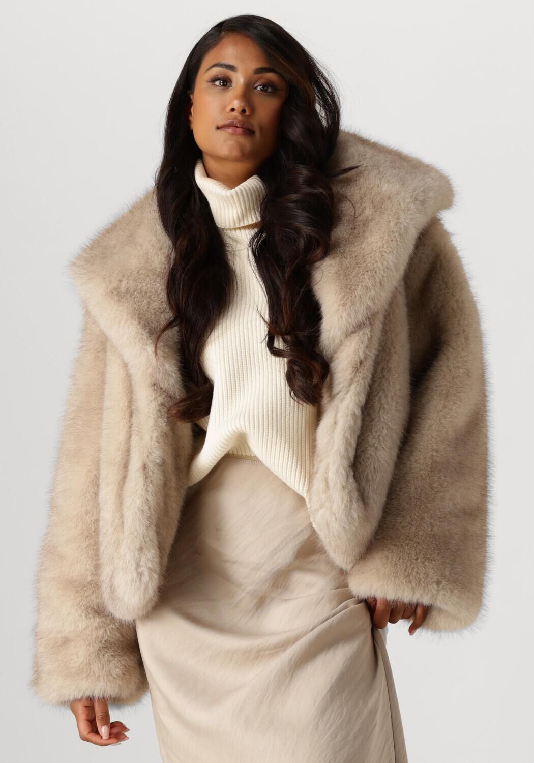 Beige NEO NOIR Faux fur jas STEPHANIE FAUX FUR JACKET | Omoda