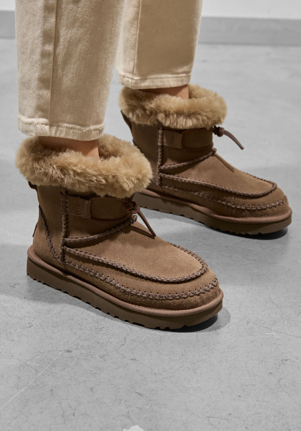 Bruine UGG Vachtlaarzen CLASSIC MINI ALPINE - medium