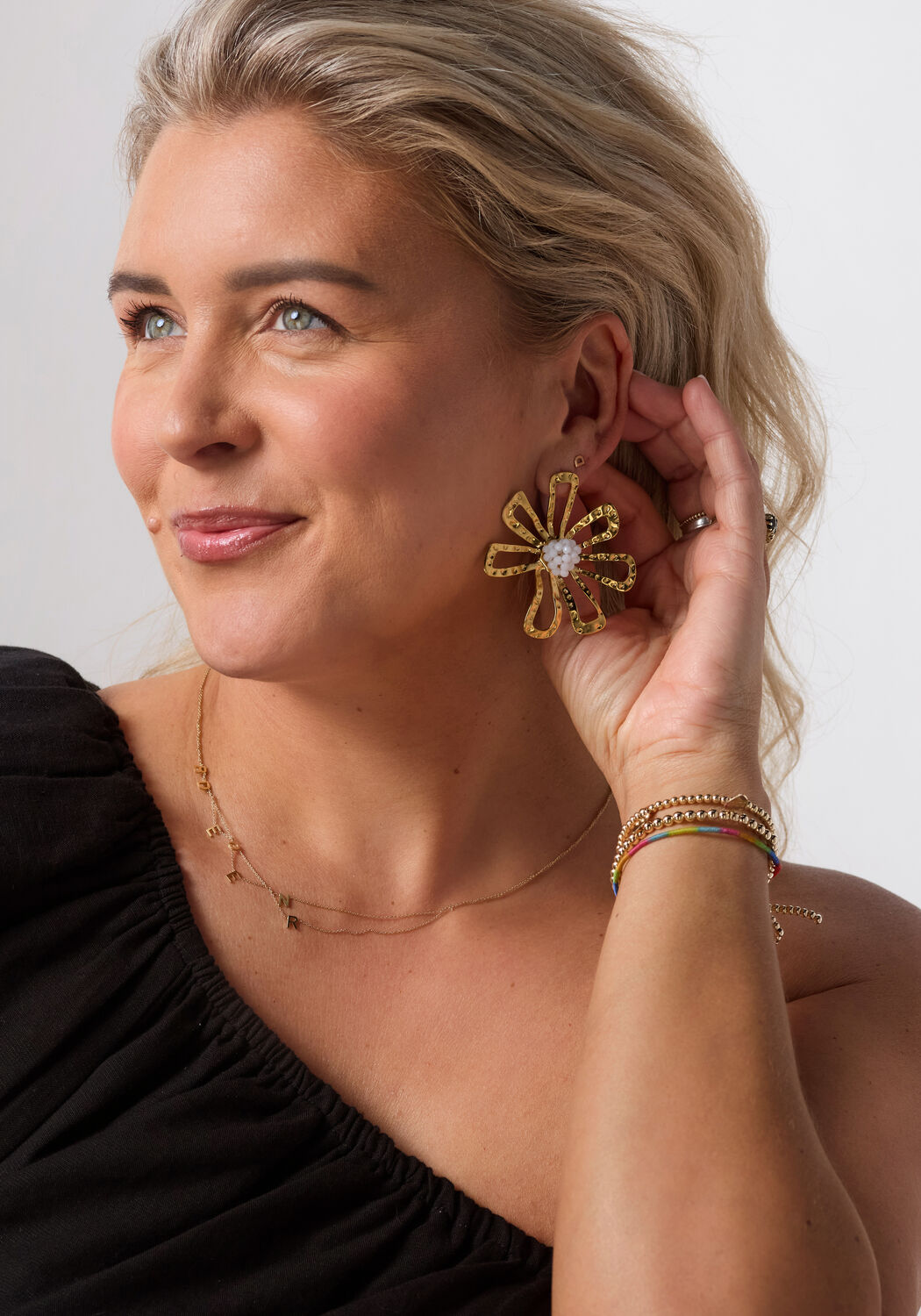 Goudkleurig OMODA ATELIER Oorbellen X FLORINE - large