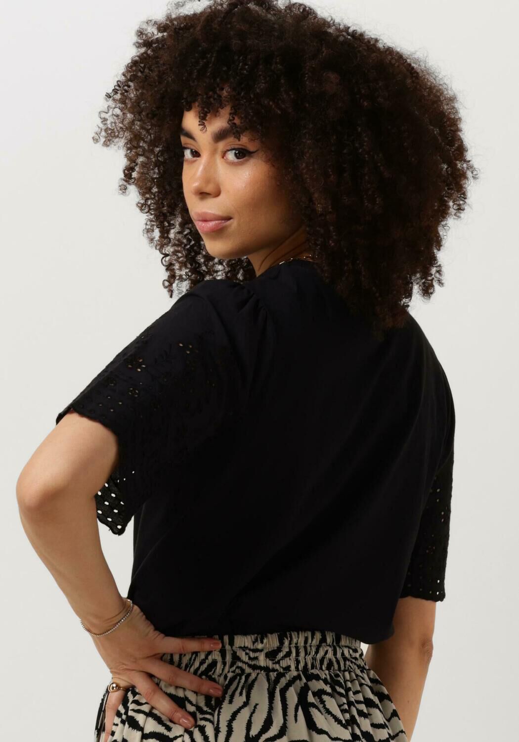 Y.A.S. Dames Tops & T-shirts Yaslex Ss Top W. Emb Sleeves S. Zwart