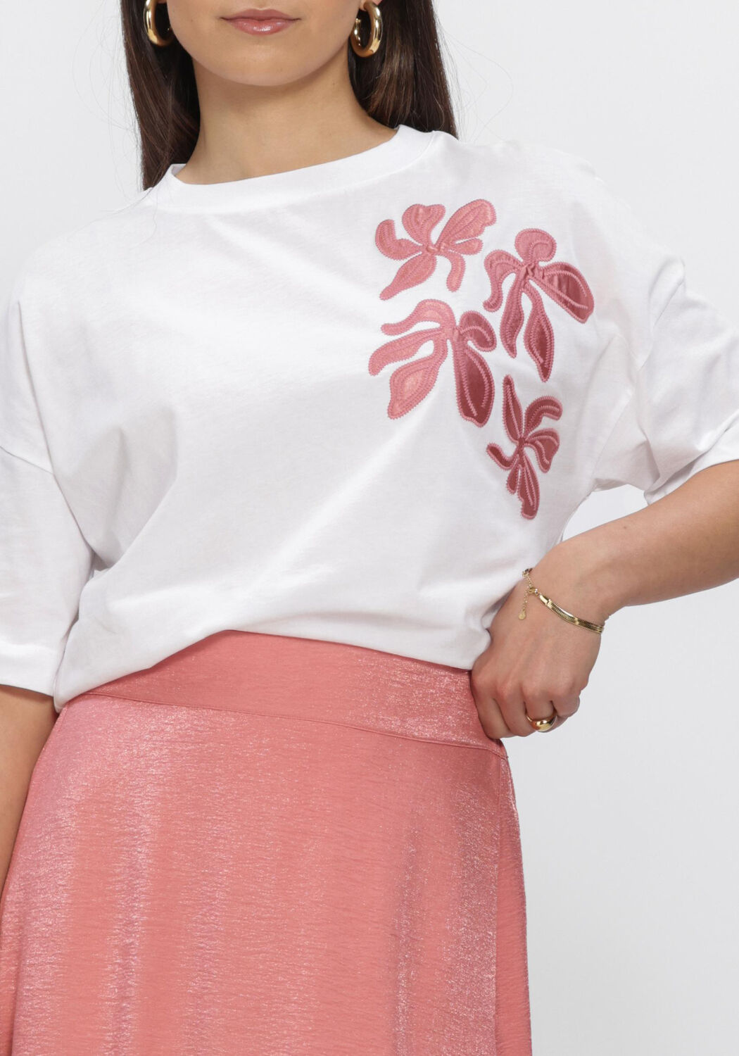Witte JANSEN AMSTERDAM Tops & T-shirts RILEY SHIRT CO 184 SHORT SLEEVE WIDE FIT SATIN EMBROIDERY FLOWER - large