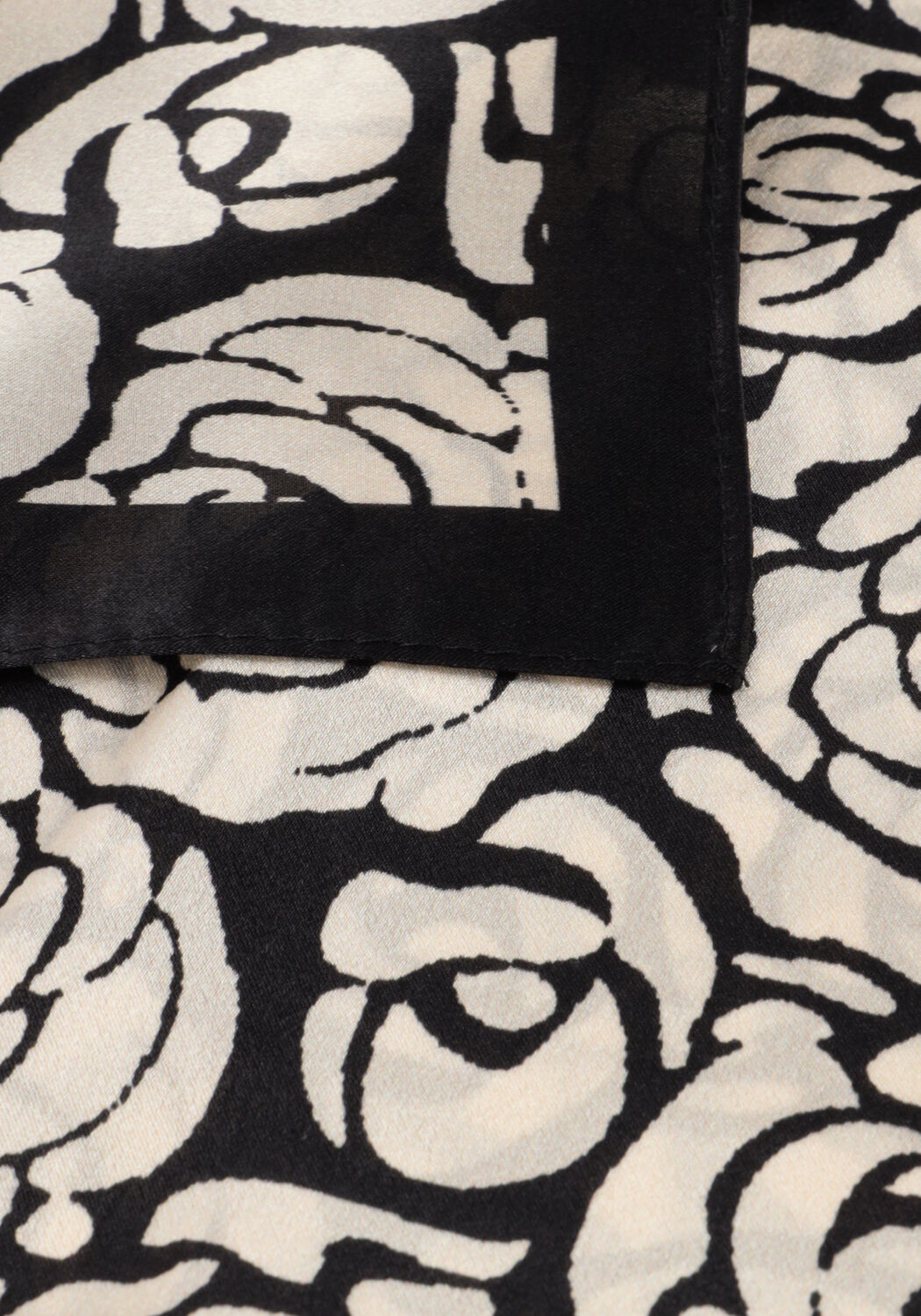 Zwarte NOTRE-V Sjaal ZAYA - large