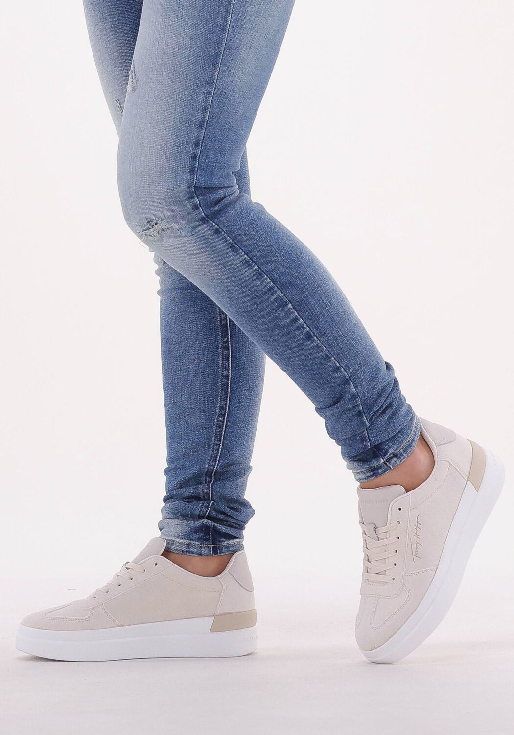 Beige TOMMY HILFIGER Lage sneakers TH SIGNATURE SUEDE S | Omoda