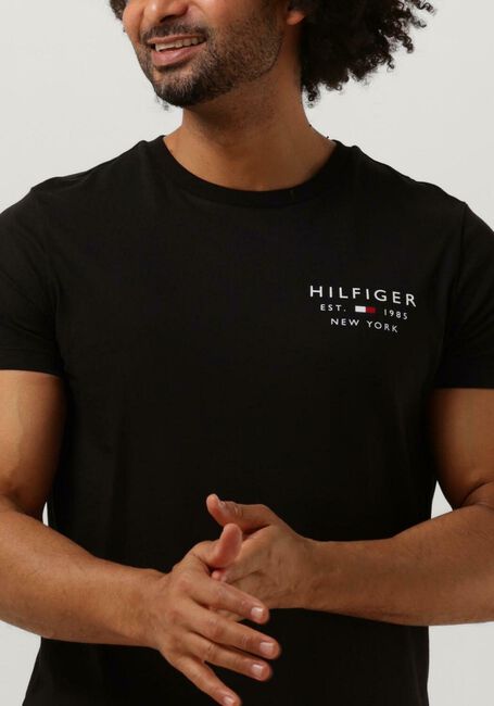 Zwarte TOMMY HILFIGER T-shirt BRAND LOVE SMALL LOGO TEE - large