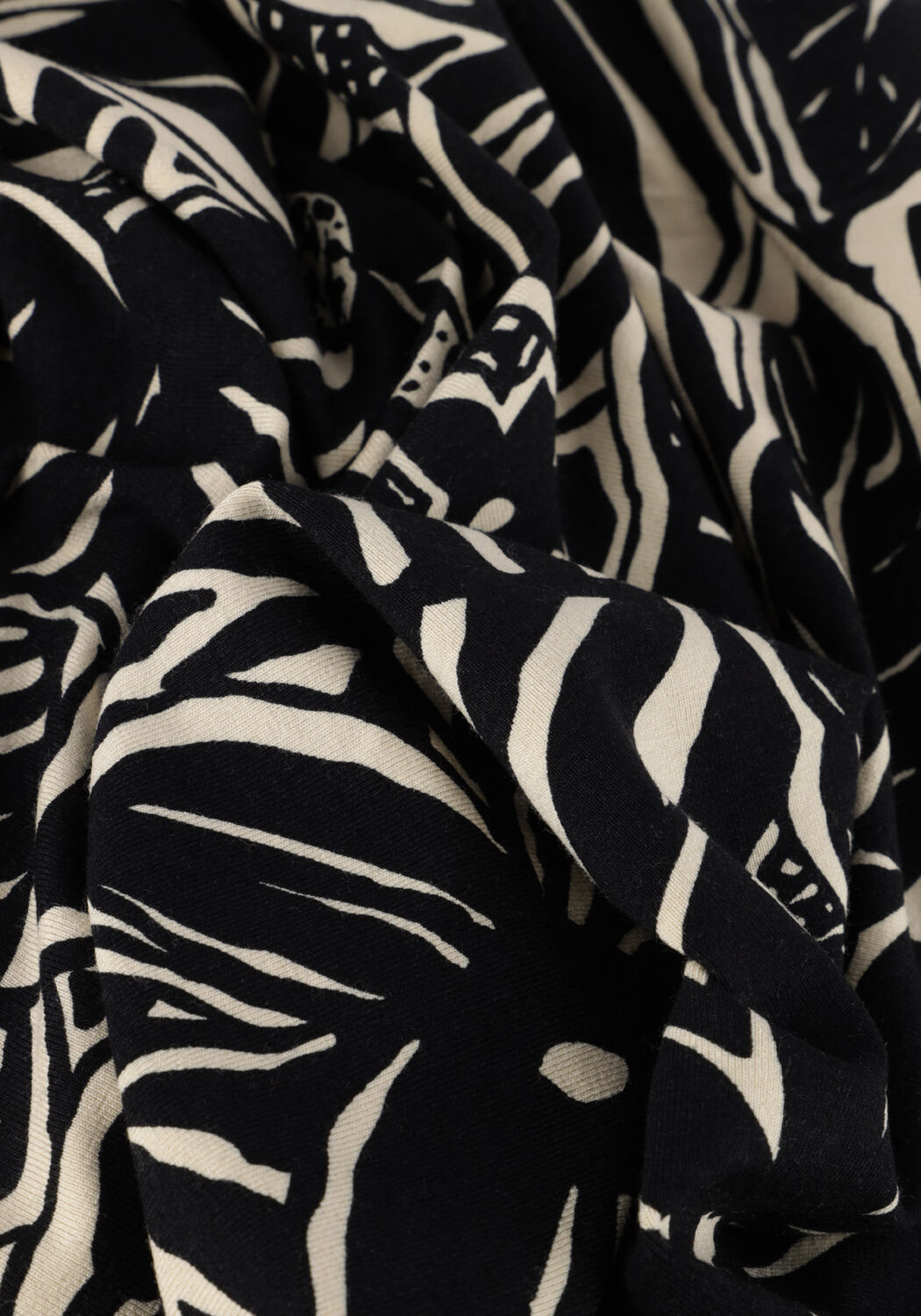 Zwarte JANSEN AMSTERDAM Top VFB179 PRINTED TOP SHORT SLEEVE V-NECK - large