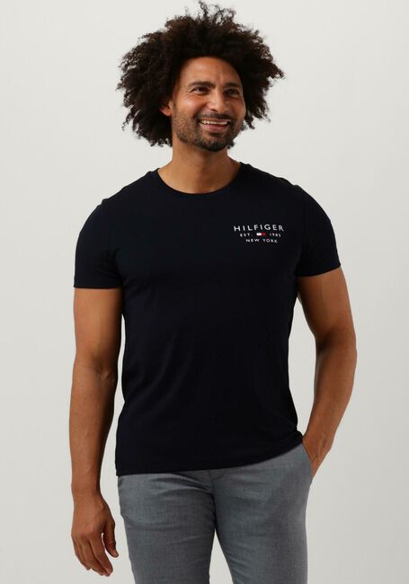Donkerblauwe TOMMY HILFIGER T-shirt BRAND LOVE SMALL LOGO TEE - large