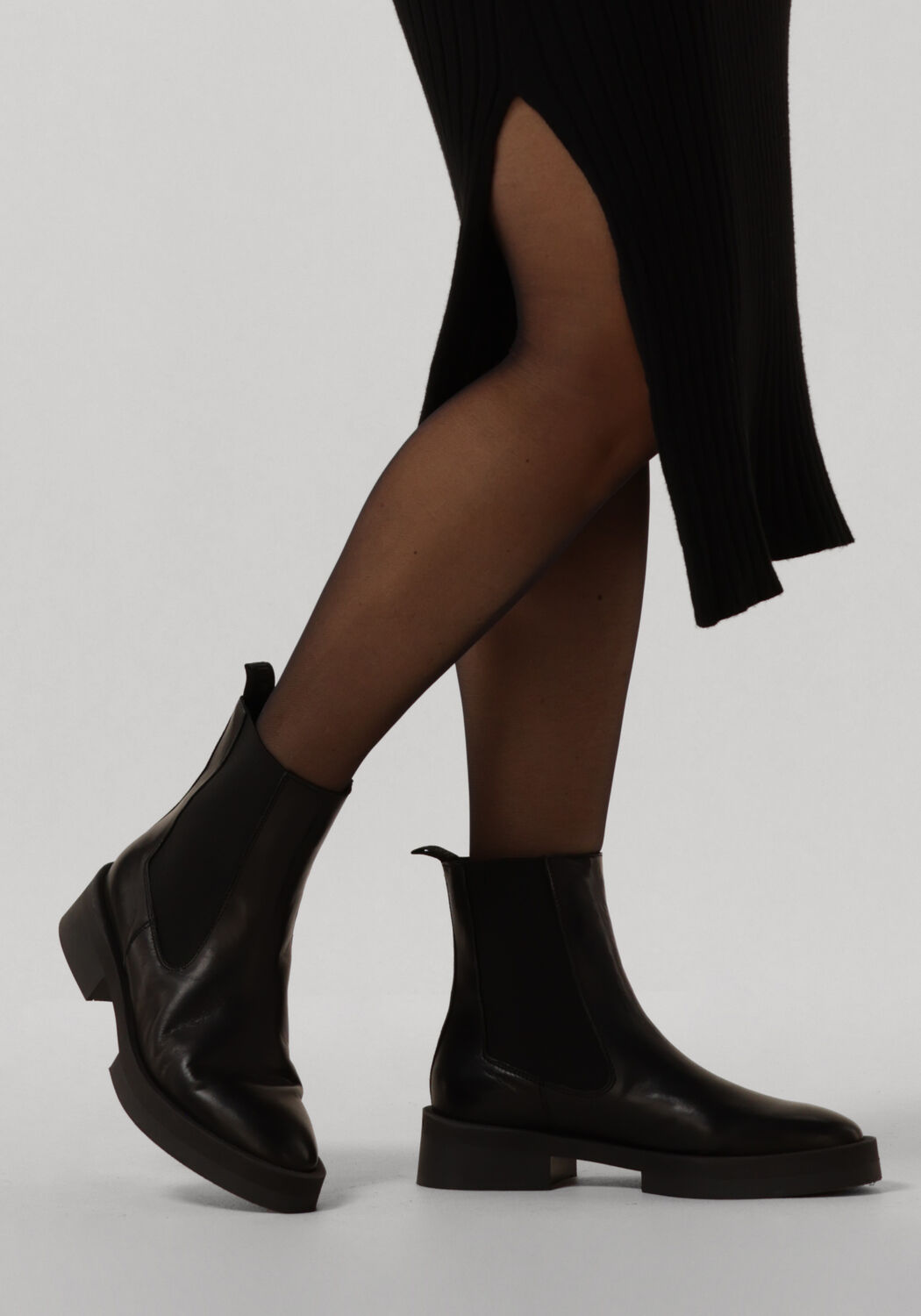 Steve madden lounge discount chelsea boot