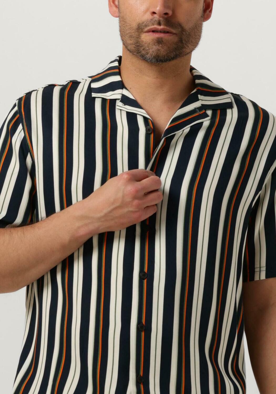 Gebroken wit ANERKJENDT Casual overhemd AKLEO S S VISCOSE AOP Omoda