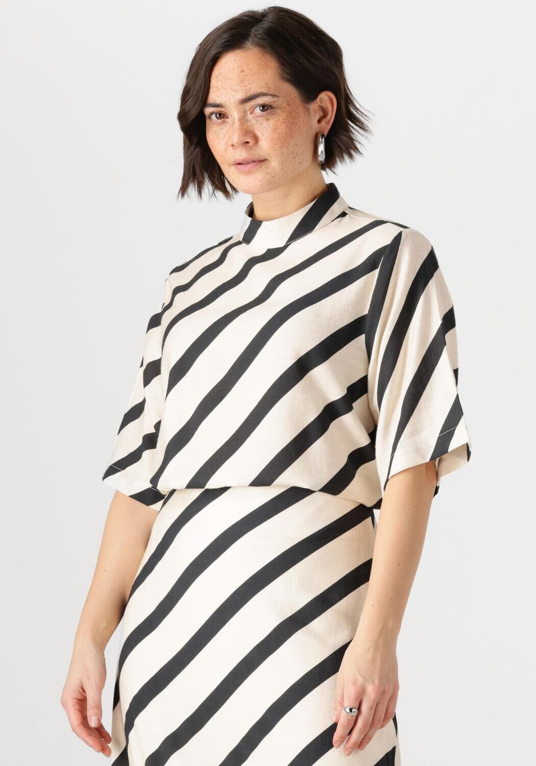 JANSEN AMSTERDAM Dames Blouses Teddie Blouse Bs 116 Short Sleeve High Neck Wit