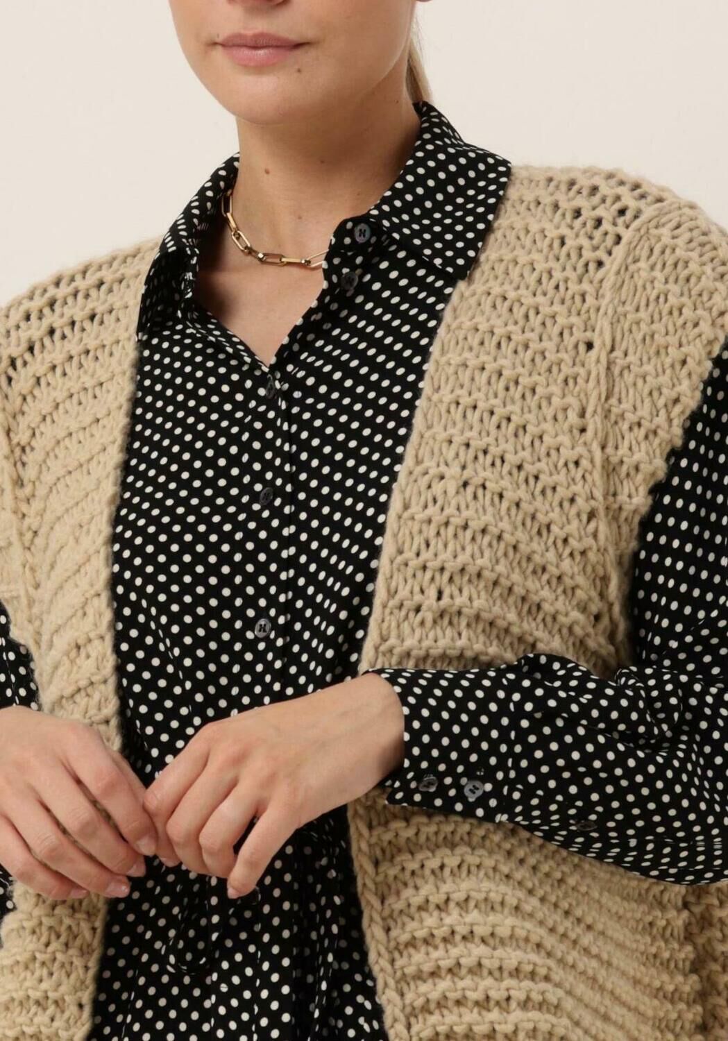 beige notre v gilet knit gilet