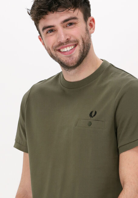 Groene FRED PERRY T-shirt POCKET DETAIL PIQUE SHIRT - large