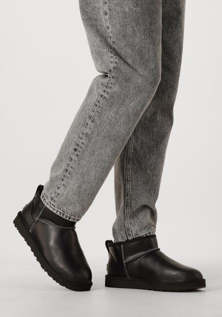 Zwarte UGG Vachtlaarzen M CLASSIC ULTRA MINI - large