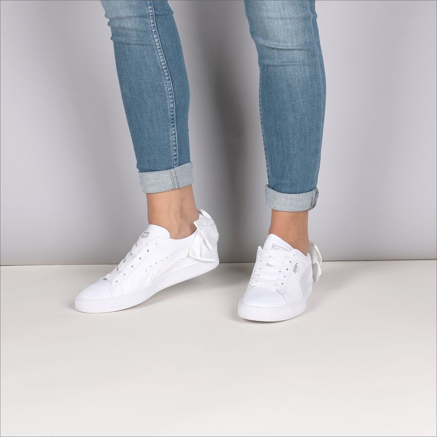 white bow pumas