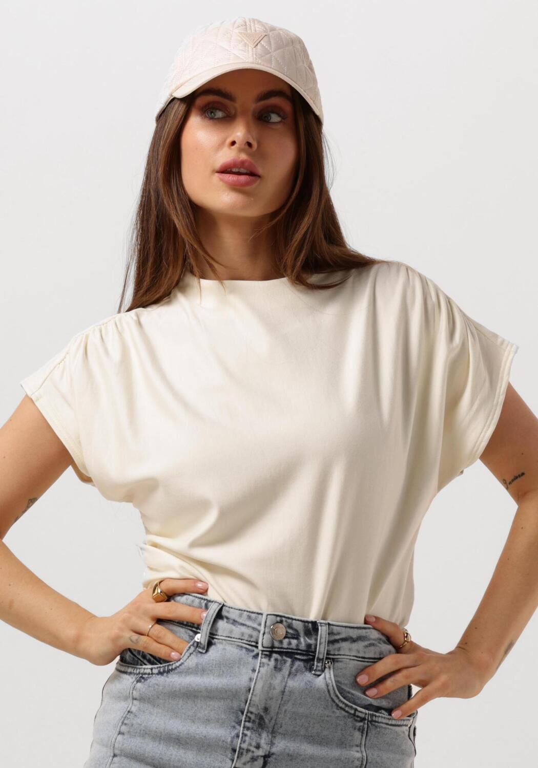 Gestuz Elegante Top met Hoge Hals en Gedrapeerde Effecten Beige Dames Kledingwinkel