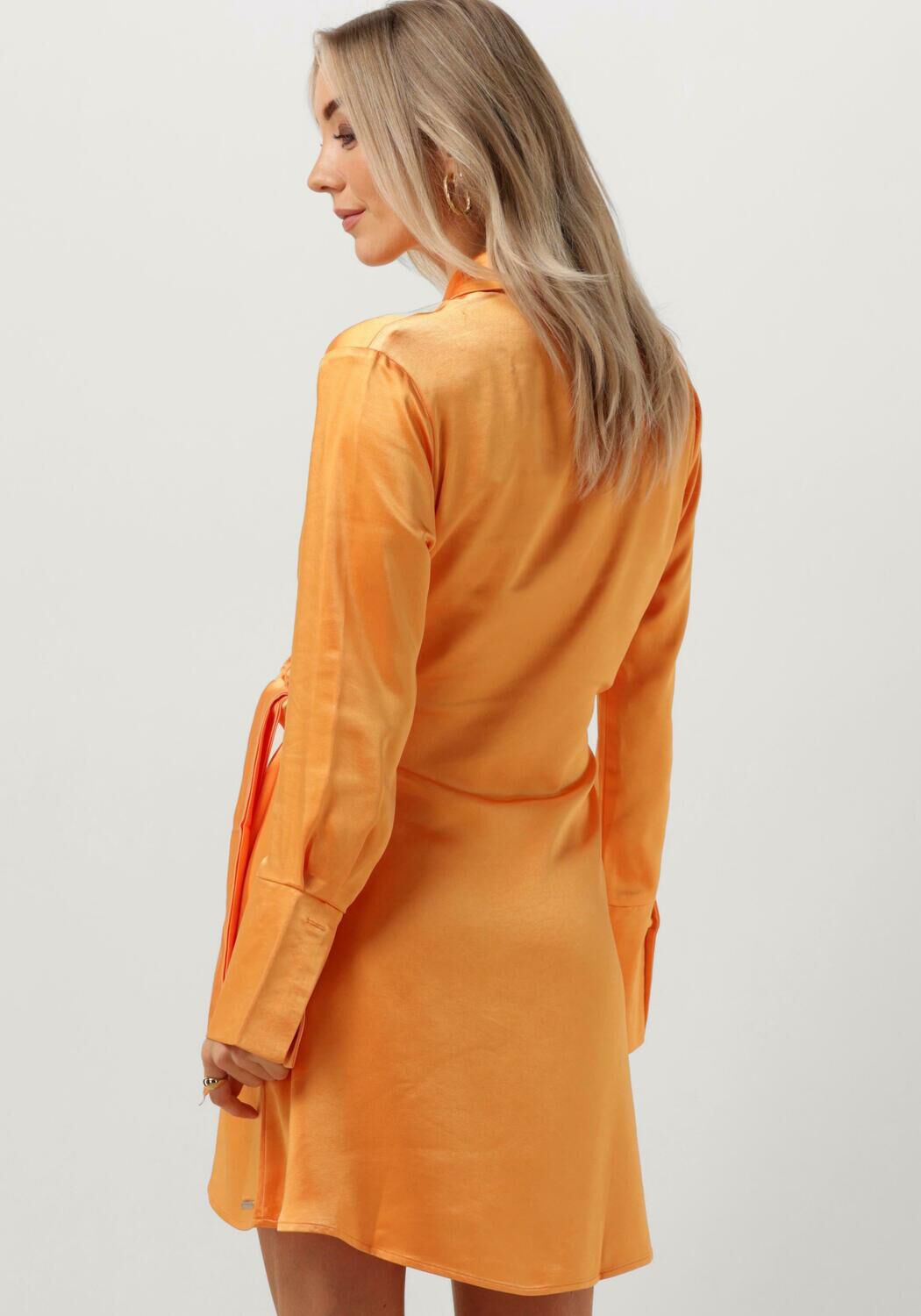 COLOURFUL REBEL Dames Jurken Mette Satin Wrap Dress Oranje