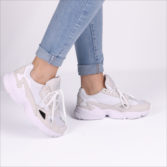 witte adidas sneakers falcon w