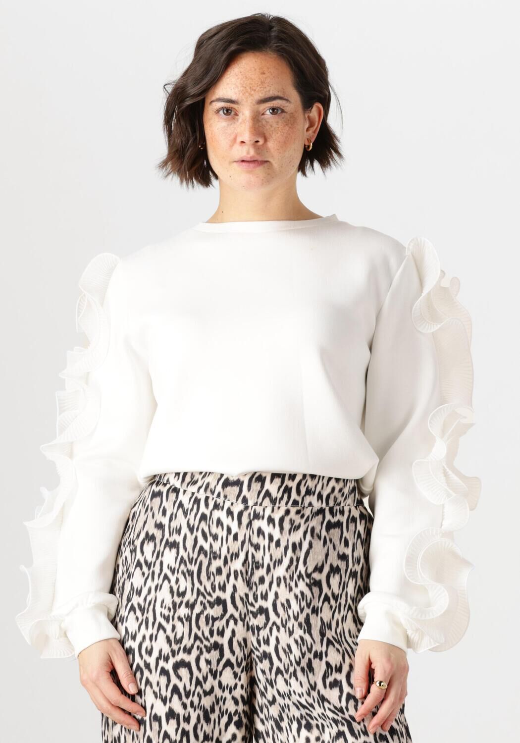 JANSEN AMSTERDAM Dames Tops & T-shirts Kallie Trui Ss 196 Long Sleeve Ruffle Wit