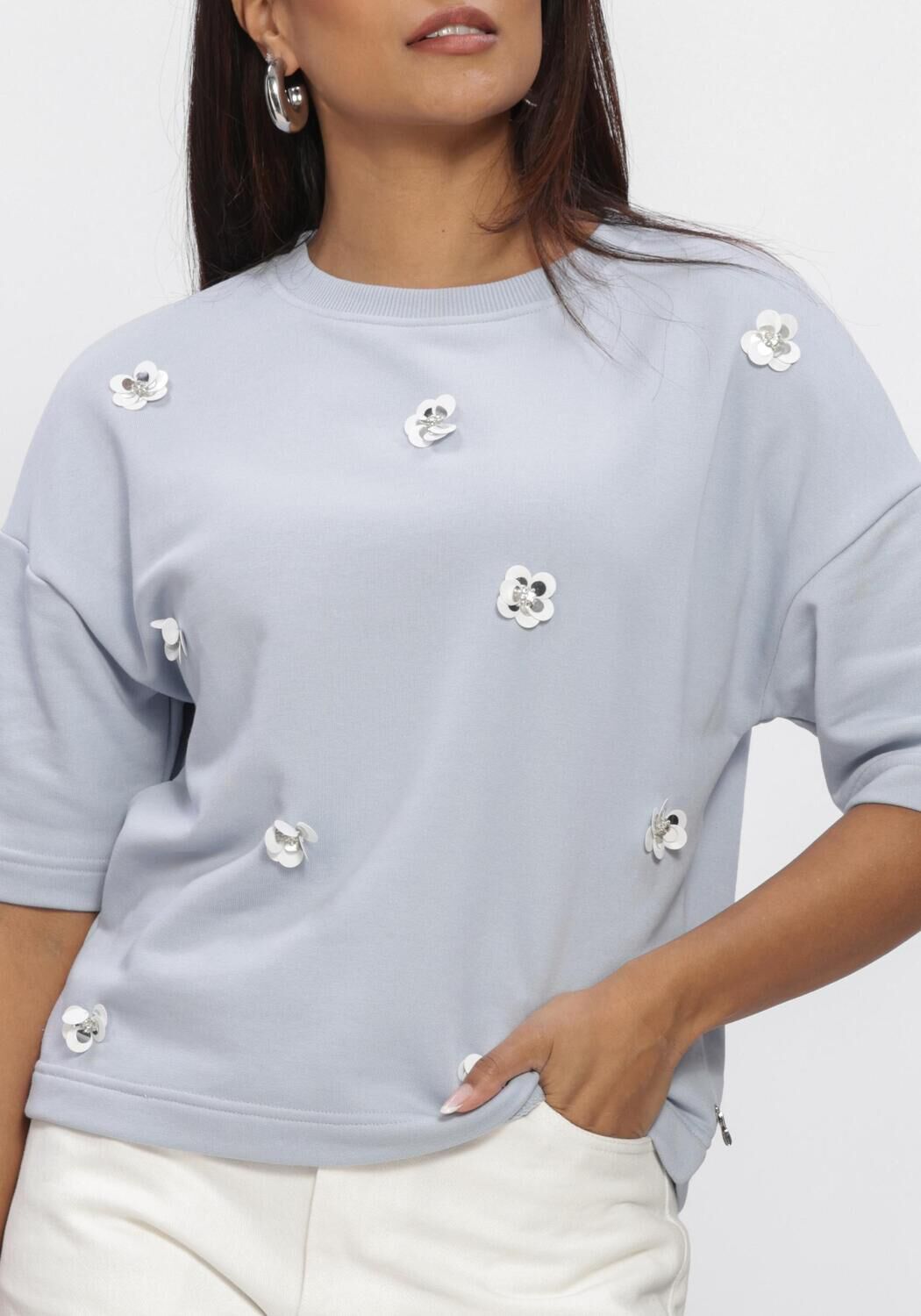 Blauwe JANSEN AMSTERDAM Truien/vesten NOA TRUI SW 170 SWEAT SHORT SLEEVE FLOWER SEQUINS - large