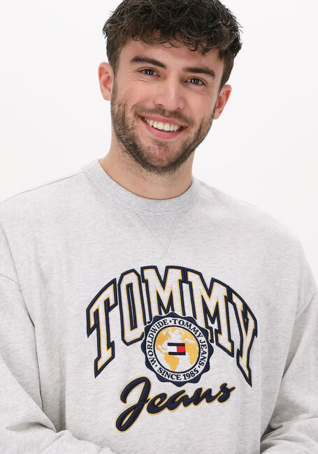 Lichtgrijze TOMMY JEANS Sweater TJM COLLEGE ARCHIVE CREW - large