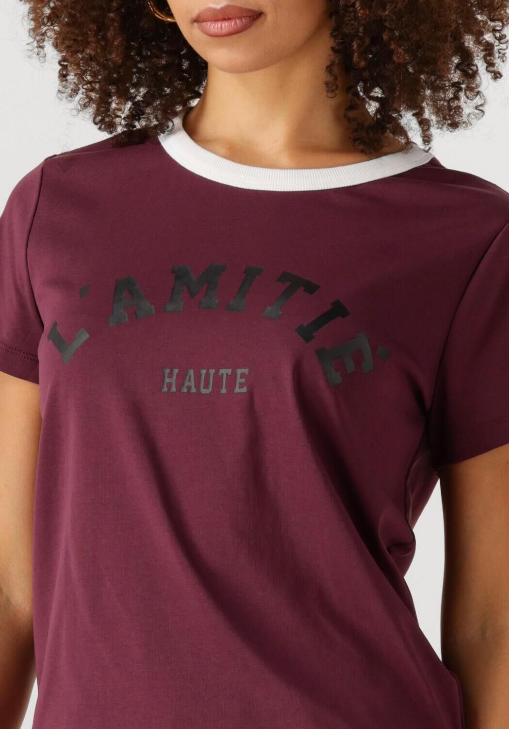 HAUTE L'AMITIÉ Dames Tops & T-shirts Neckline Logo Tee Bordeaux