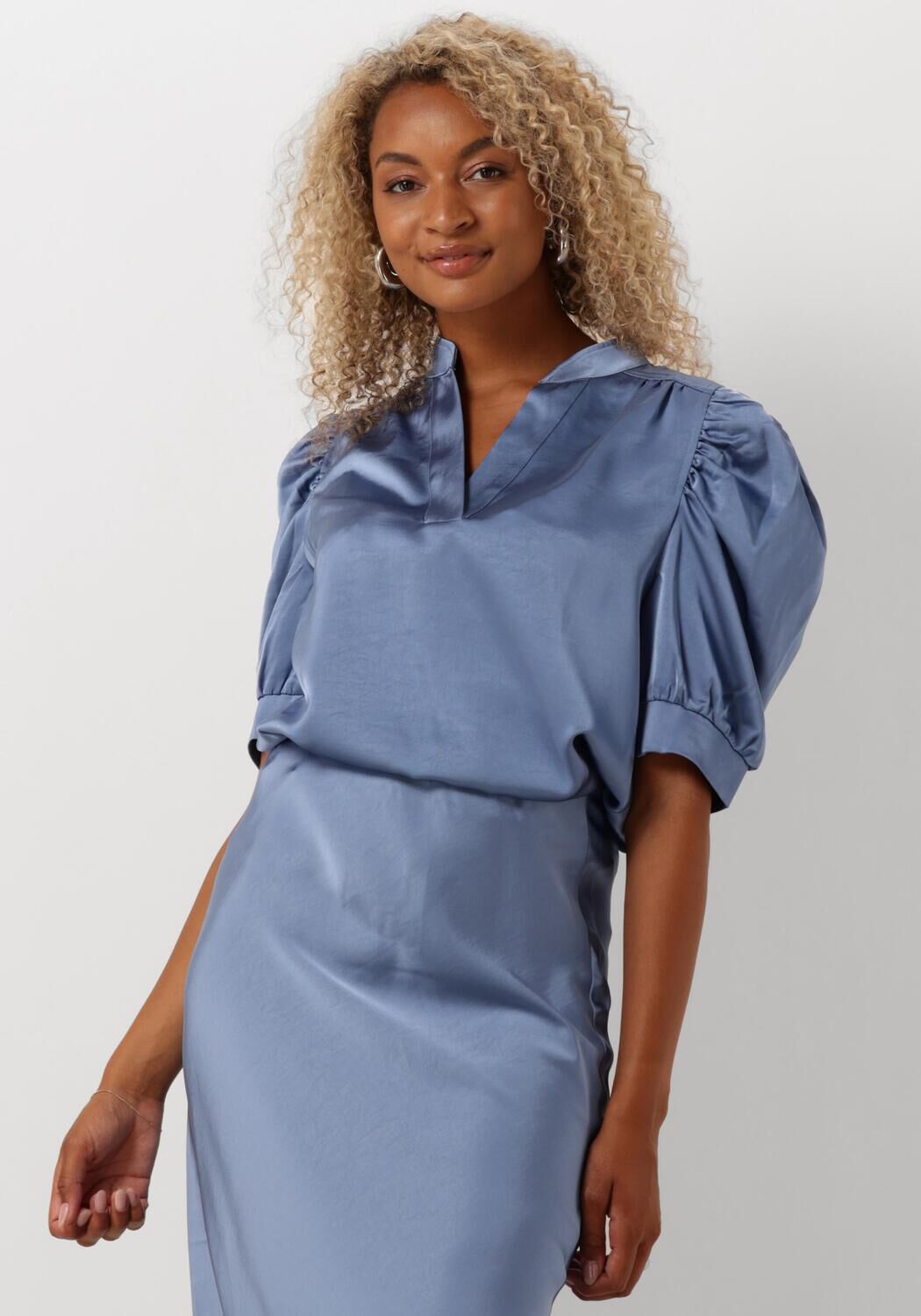 NEO NOIR Dames Tops & T-shirts Roella Heavy Sateen Blouse Lichtblauw