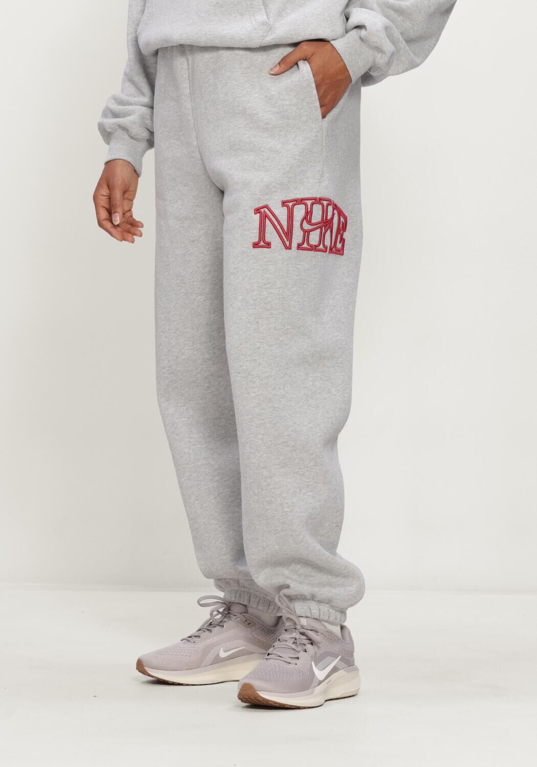 Lichtgrijze NIKE Joggingbroek NIKE STUDIO FLEECE MIDDELZWAAR 'GRAPHIC PACK' - large