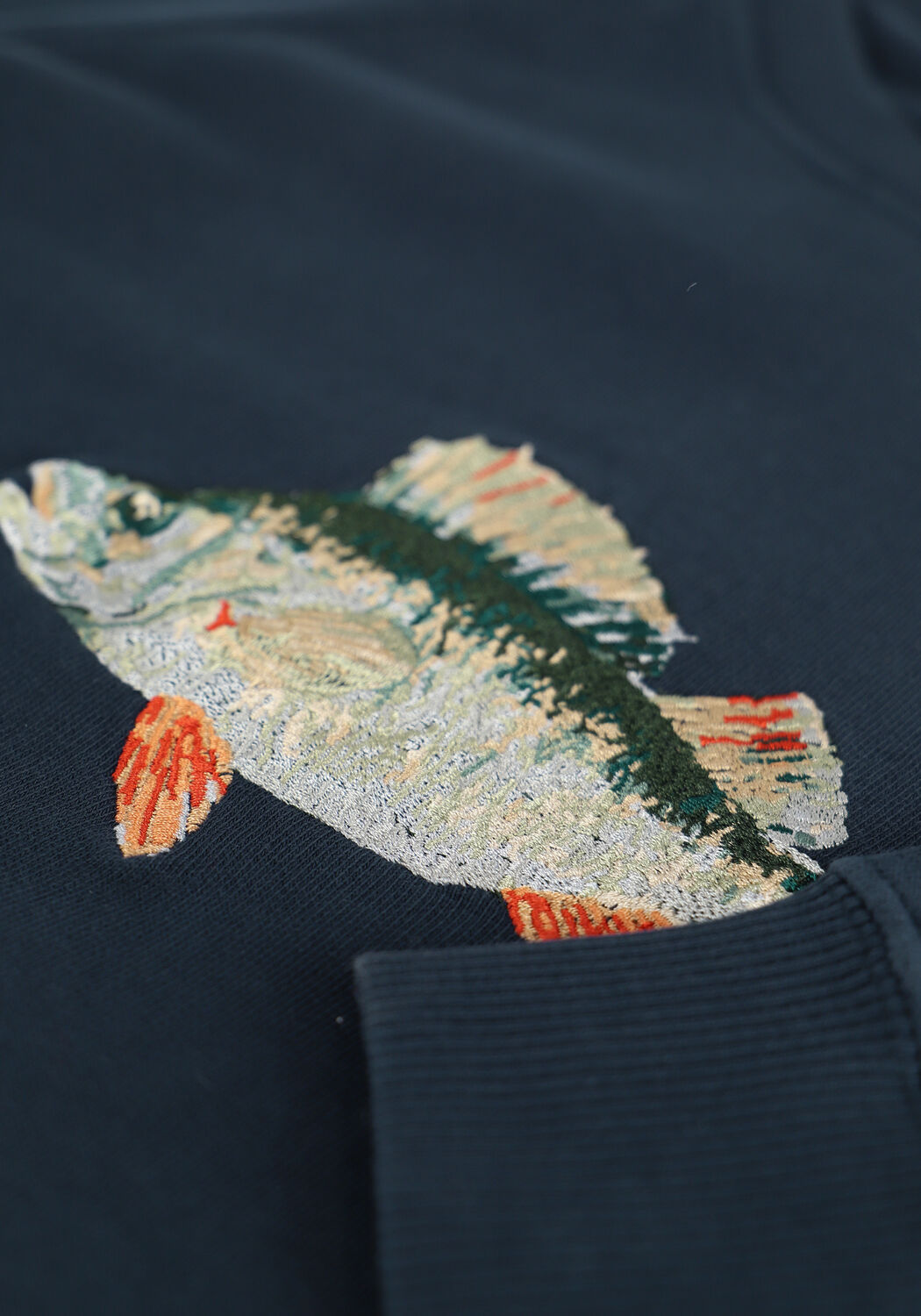 Donkerblauwe FOR&Eacute;T Sweater BAIT SWEATSHIRT - large