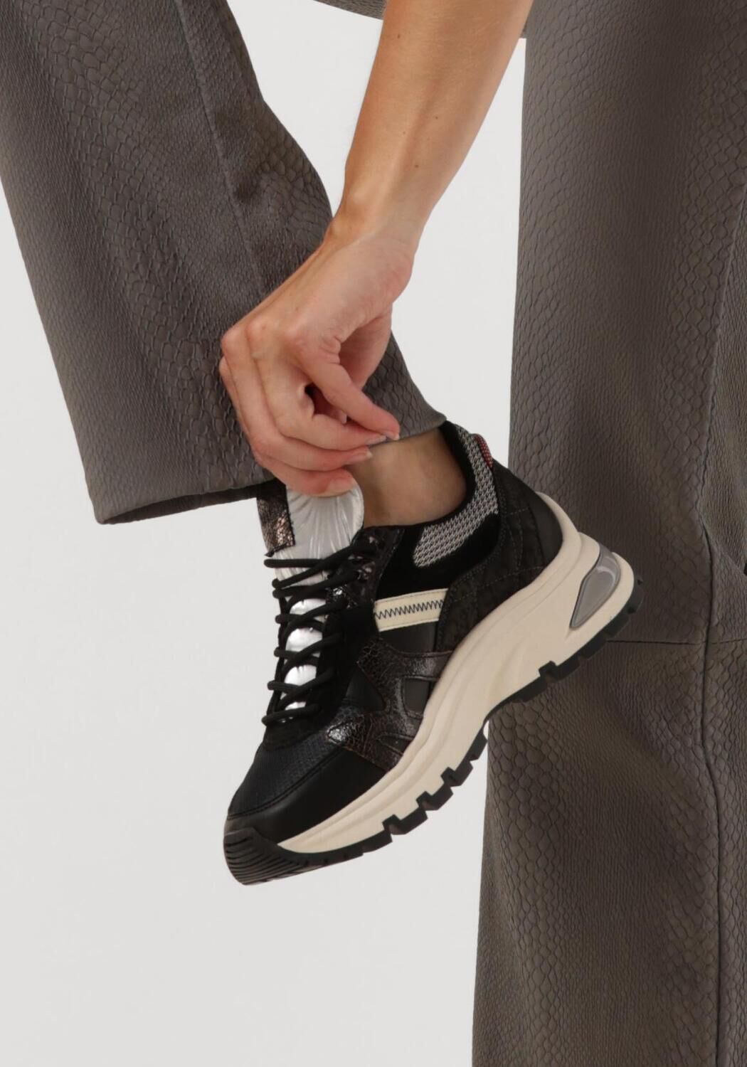 Zwarte VIA VAI Lage sneakers LIZ FINLEY Omoda