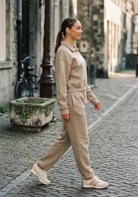 Beige THE LOLA CLUB Joggingbroek JAYLA PANTS - large