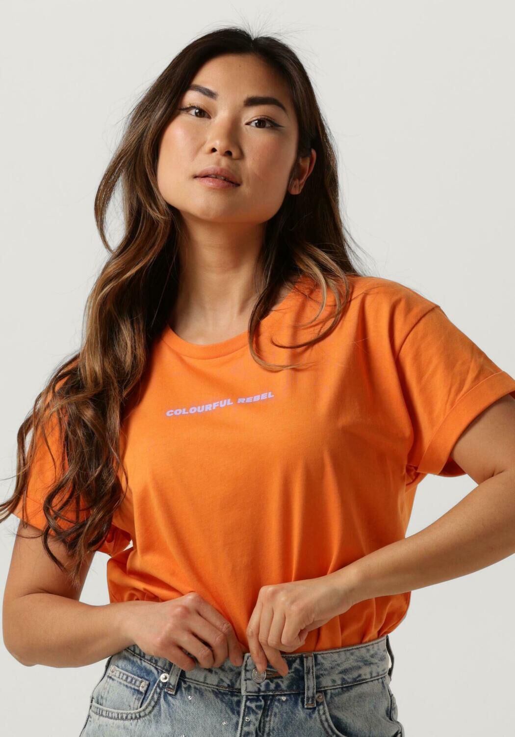 COLOURFUL REBEL Dames Tops & T-shirts Uni Logo Boxy Tee Oranje