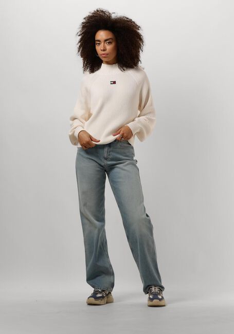 Witte TOMMY JEANS Trui TJW BADGE MOCKNECK SWEATER Witte TOMMY JEANS Trui TJW BADGE MOCKNECK SWEATER - large