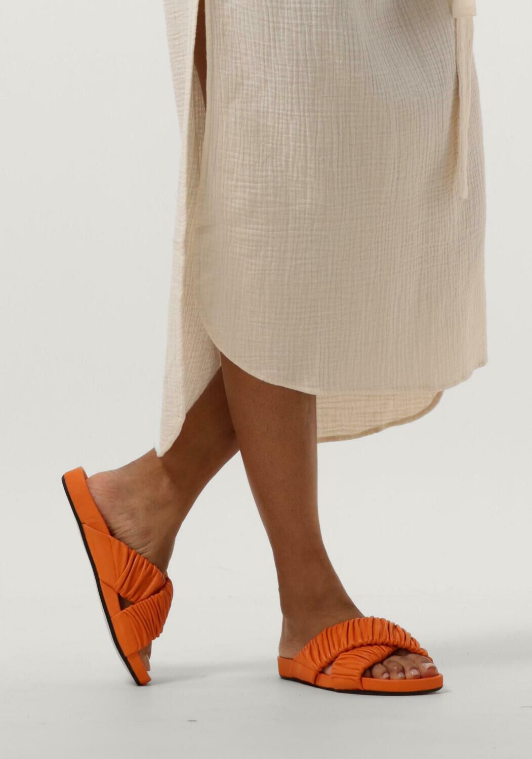 Oranje NUBIKK Slippers KATHY RUFFLE - large