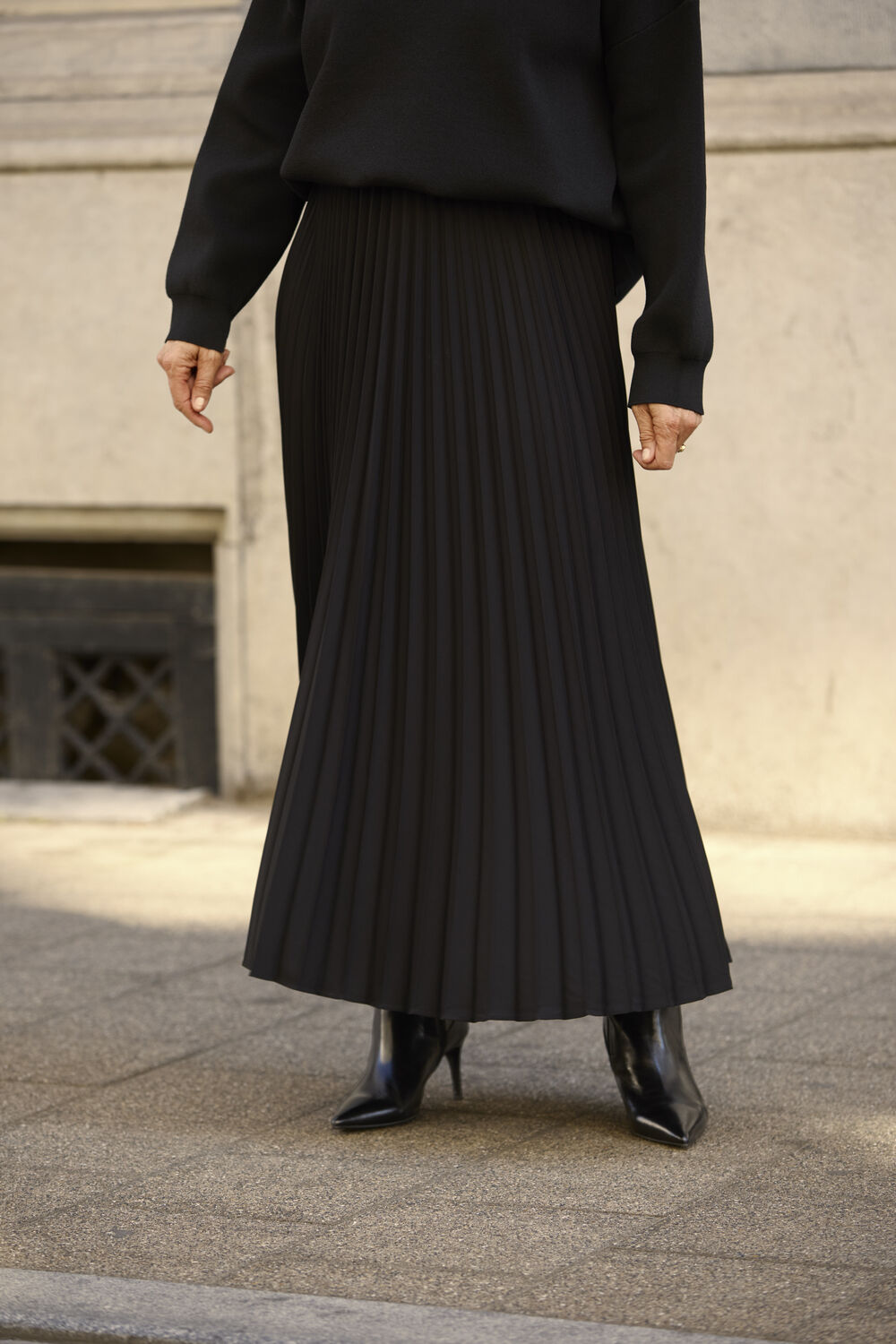 Zwarte OMODA ATELIER Maxirok OM-REGINA X QUINTY - large