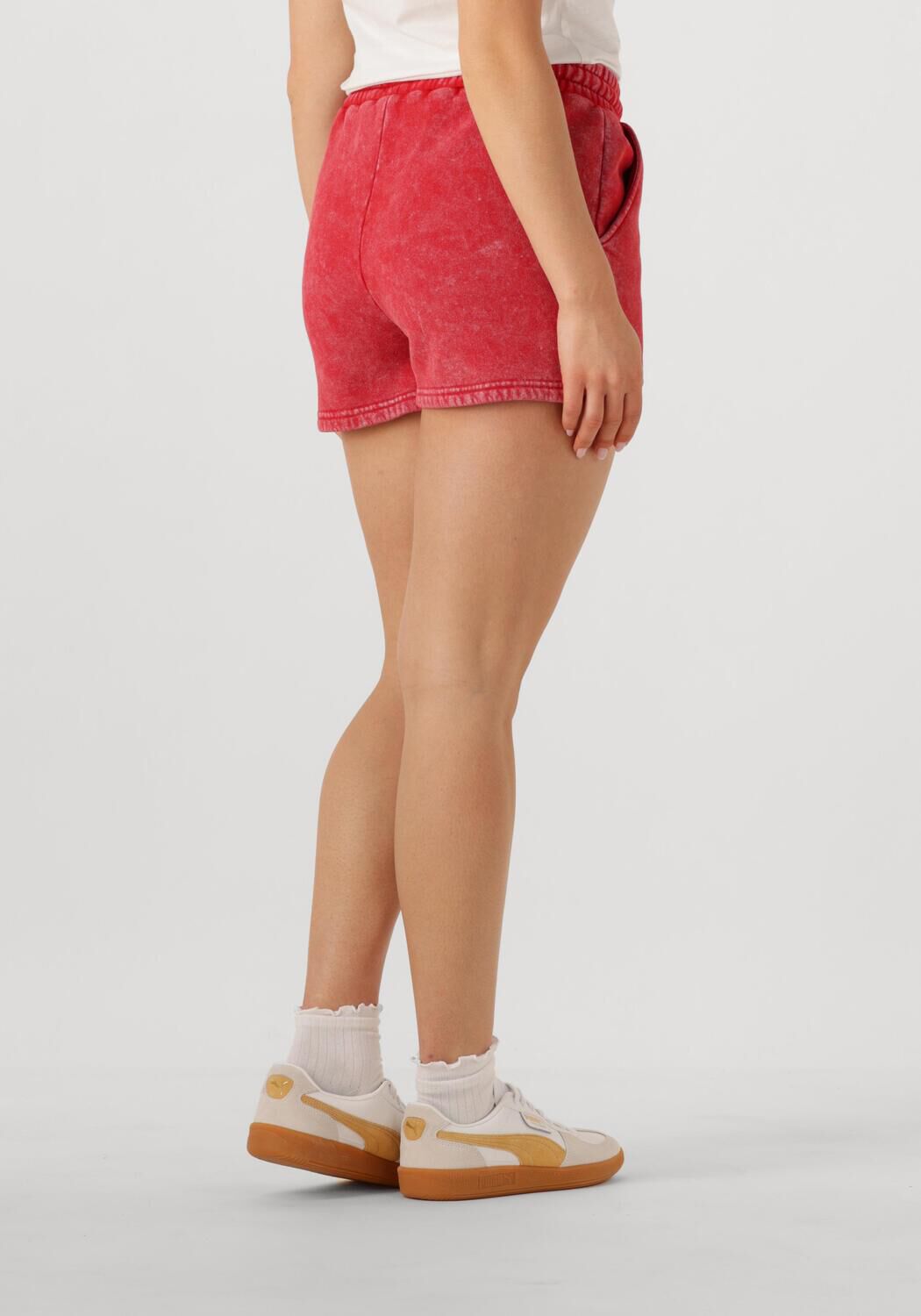 COLOURFUL REBEL Dames Broeken Uni Logo Acid Wash Sweat Short Rood