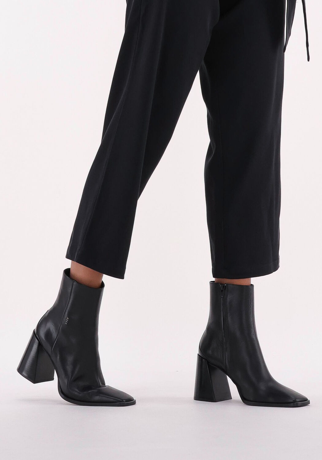 Zwarte NUBIKK Enkellaarsjes LANA PILAR - large