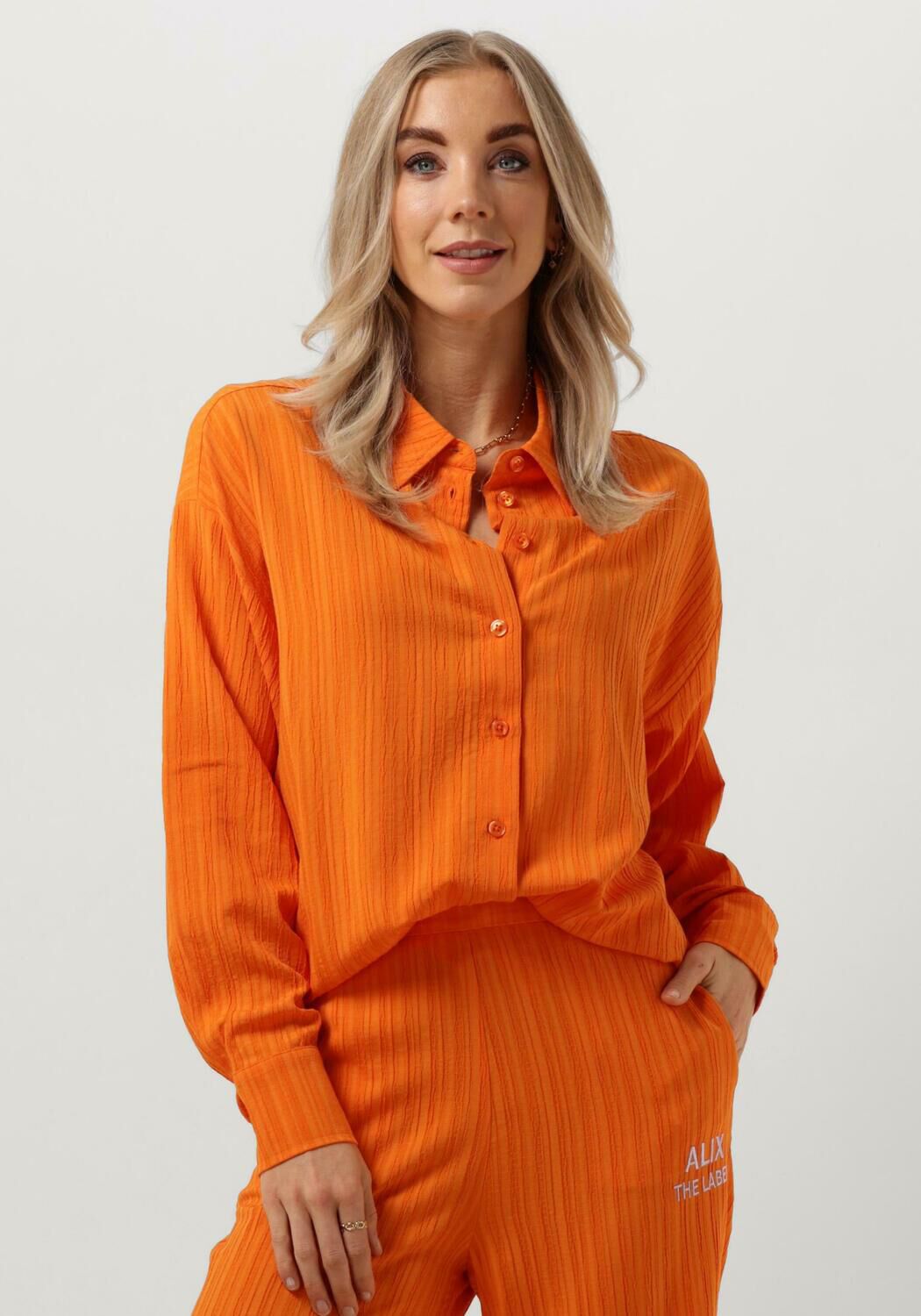 ALIX THE LABEL Dames Blouses Ladies Woven Krinkle Blouse Oranje