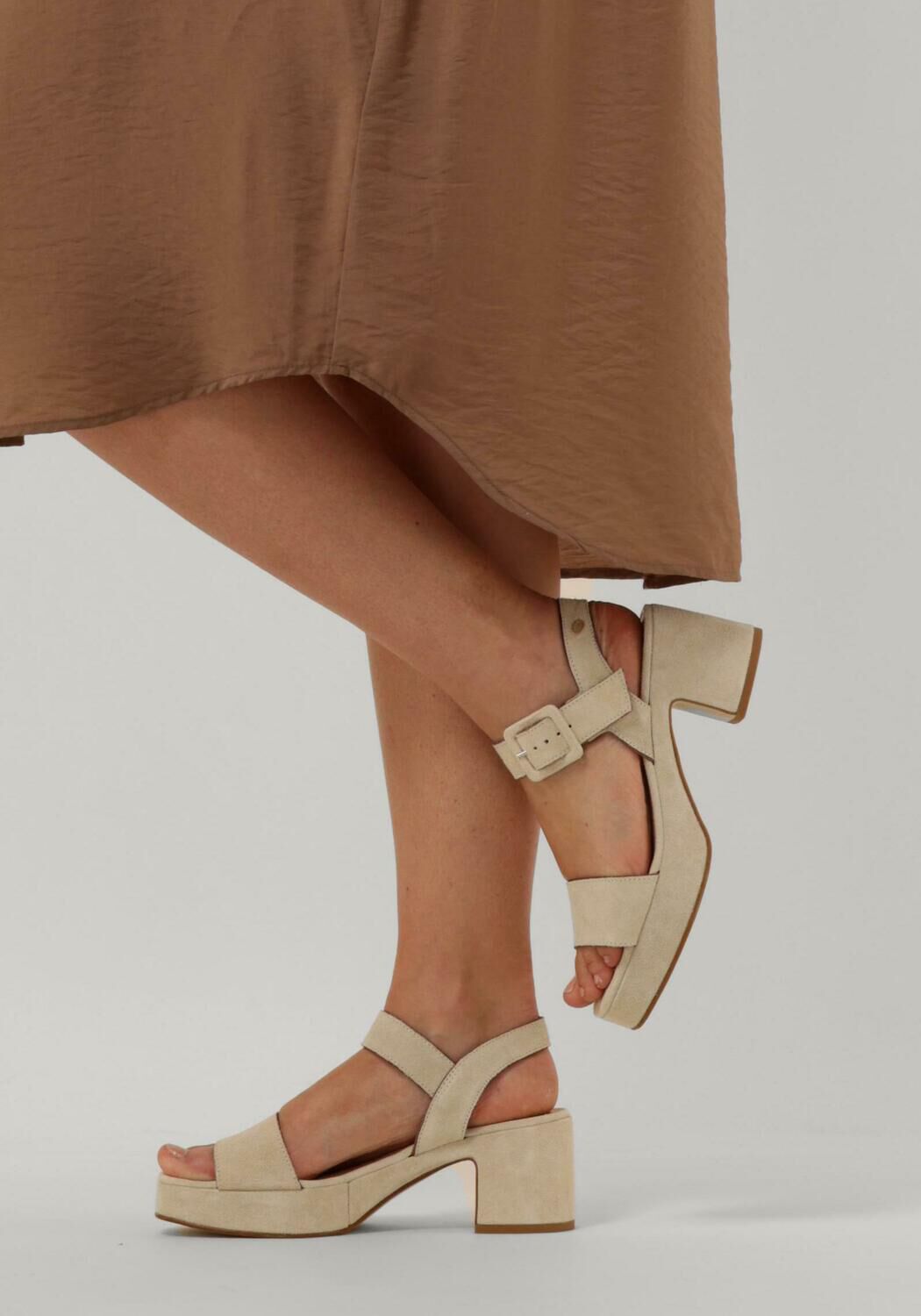 Beige FRED DE LA BRETONIERE Sandalen 163010182 Omoda