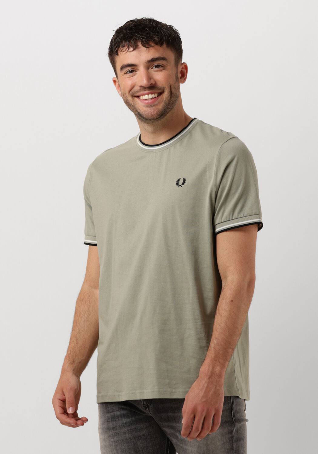 Groene FRED PERRY T shirt TWIN TIPPED T SHIRT Omoda