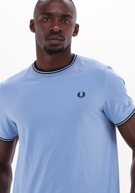 Lichtblauwe FRED PERRY T-shirt TWIN TIPPED T-SHIRT - large